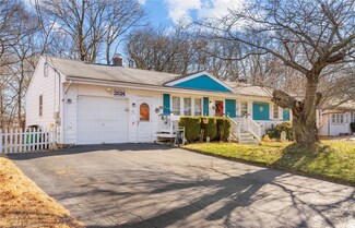 96 Walnut Glen Dr, Warwick, RI 02886