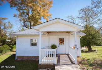 180 Johnson Rd, Oak Ridge, TN 37830