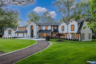 27 Applewood Dr, Upper Saddle River, NJ 07458