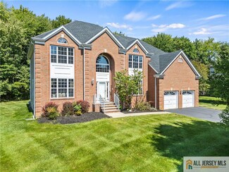 72 Macfarlane Cir, Monroe Township, NJ 08831