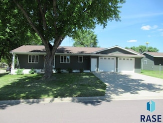 206 W 7th St, Adrian, MN 56110