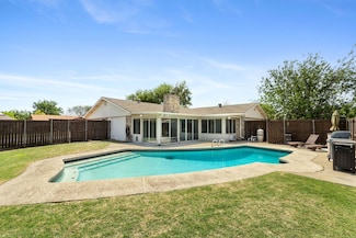 2113 Victoria Rd, Carrollton, TX 75007