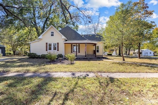 904 S Oak Ave, Aurora, MO 65605