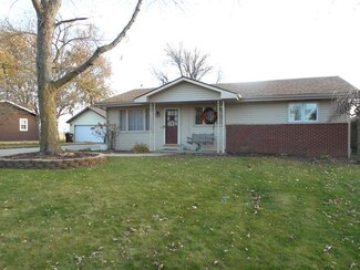 10 E Circle Dr, Saint Anne, IL 60964