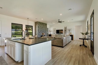 905 Thriving Oak Dr, Fredericksburg, TX 78624