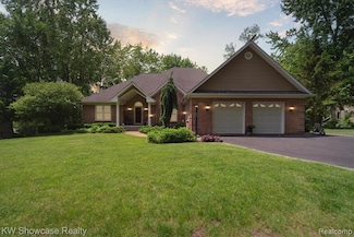 9120 Pineview Lake Dr, Linden, MI 48451