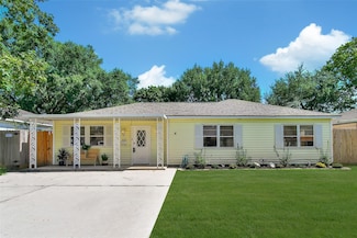 317 S 11th St, La Porte, TX 77571