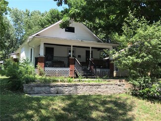 506 W 27th St, Higginsville, MO 64037