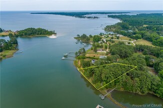 000 Hunley's Cove Ln, Mathews, VA 23066