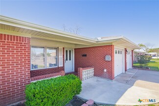 2207 E Crestwood Dr, Victoria, TX 77901