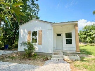 170 Jarrott St, Holly Springs, MS 38635