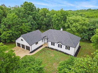 1619 Sunrise Dr, Smithville, MO 64089