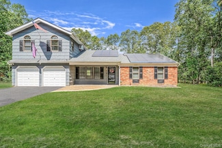 5 Hastings Dr, Ridge, NY 11961