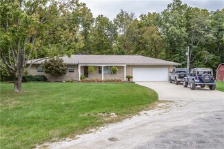 4215 Country Lake Dr, Charleston, IL 61920