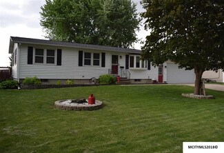 114 W Crescent Dr, Sheffield, IA 50475