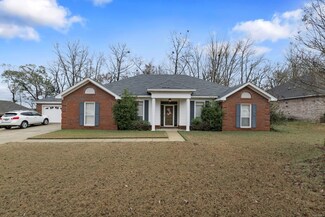 240 Crossgate Dr, Elmore, AL 36025