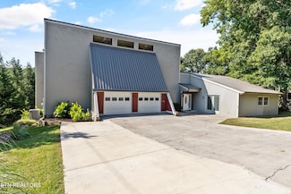 4303 W Cove Dr, Louisville, TN 37777