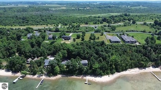 000 Bayridge Dr Unit 11, Williamsburg, MI 49690