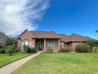 606 Walnut St, Lake Jackson, TX 77566