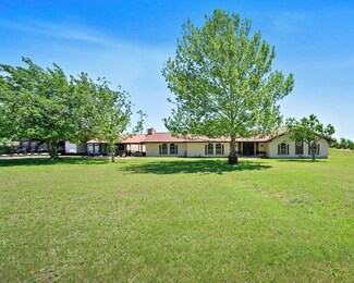 4483 S Robinson Dr, Lorena, TX 76655