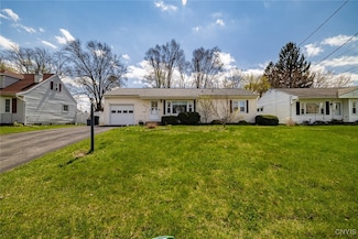 402 Fletcher Dr, Syracuse, NY 13212