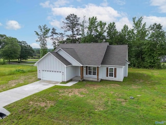 55 Edgewood St, Rainsville, AL 35986
