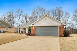 303 Coachlight Dr, Bentonville, AR 72712