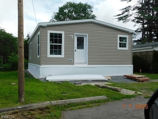 66 Back St, Oxford, NJ 07863