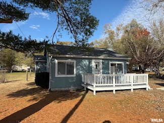 809 N 4th St, Oquawka, IL 61469