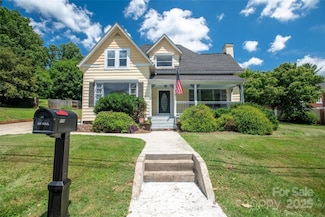 118 Robertson St, Burnsville, NC 28714