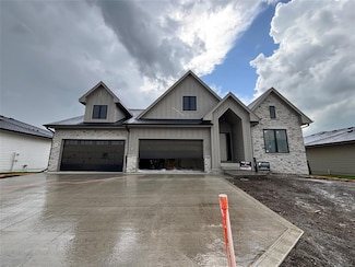 4116 NW 181st St, Clive, IA 50325