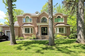 10 Woodbourne Rd, Great Neck, NY 11023
