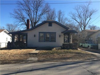 813 S Lake Dr, Independence, MO 64053