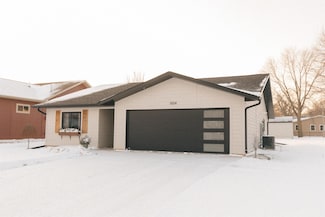 1004 Clayton St, Lake Park, IA 51347