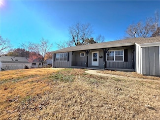 302 S Mitchell St, Warrensburg, MO 64093