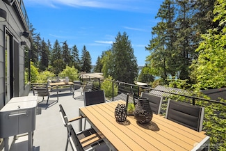 6829 SE 32nd St, Mercer Island, WA 98040