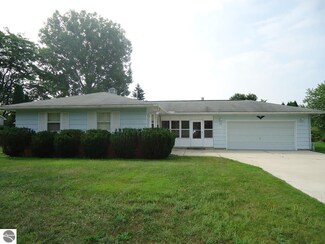 460 Witbeck Dr, Clare, MI 48617