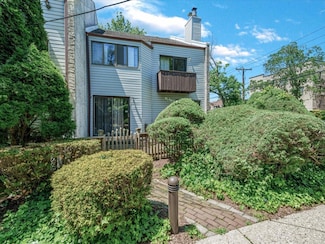 10 Wooleys Ln Unit 1F, Great Neck, NY 11023