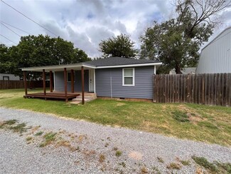 514 W Tom Stafford St, Weatherford, OK 73096