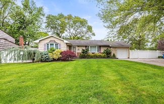11 Gilford Ct, Melville, NY 11747
