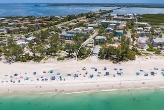 3720 Gulf Dr, Holmes Beach, FL 34217