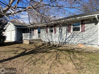 14 N 20th St, Clear Lake, IA 50428