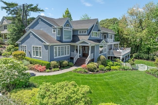9 Beach Dr, Lloyd Harbor, NY 11743