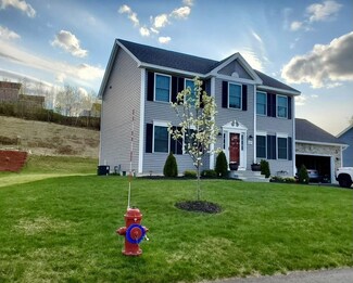 127 University Cir, Hooksett, NH 03106
