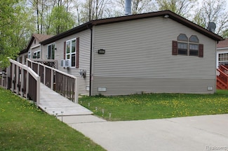 24497 Manchester Dr, Brownstown Township, MI 48134
