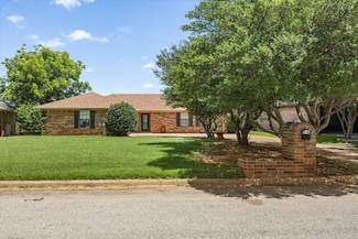 706 Tahiti Dr, Granbury, TX 76048