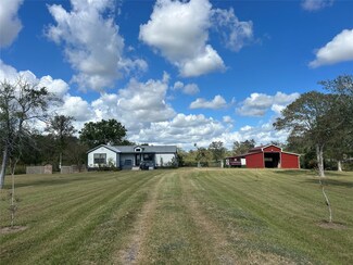 165 Fairway Cr 595 Dr, Angleton, TX 77515