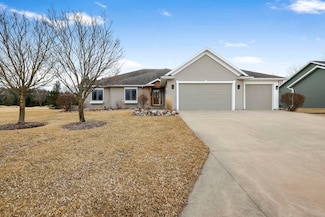 1547 Foxfire Ct, Waupaca, WI 54981