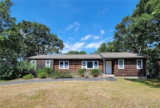 21 Wauhope Rd, Hampton Bays, NY 11946