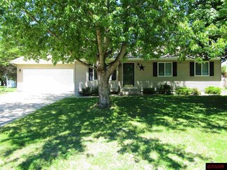 483 8th St SW, Wells, MN 56097